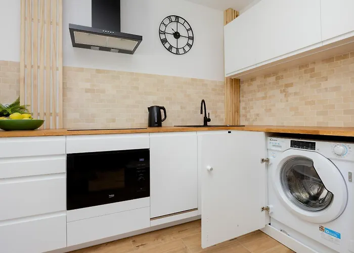 Cozy Apartment Near Royal Baths Park By Noclegi Renters