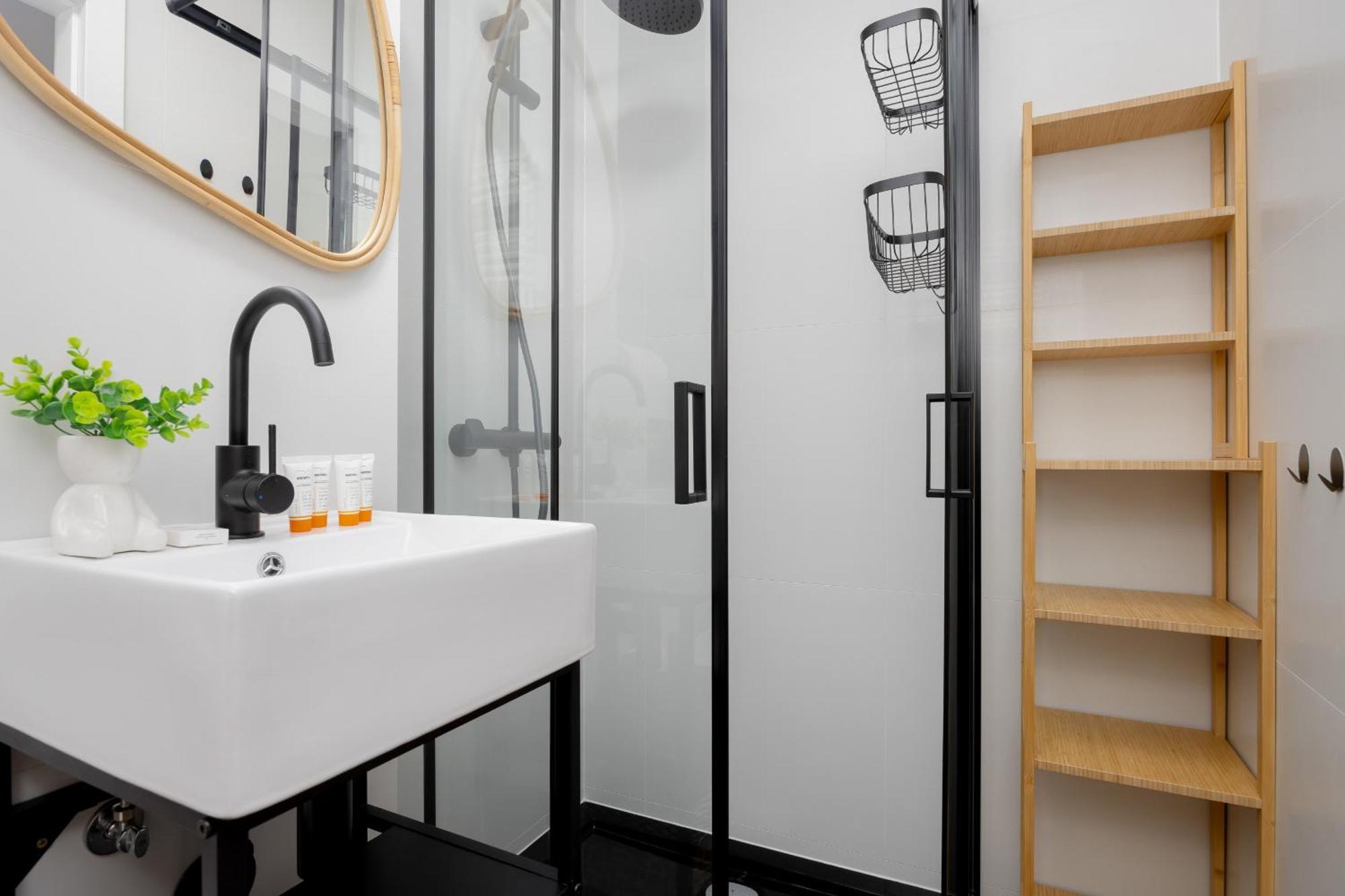 Cozy Near Royal Baths Park By Renters Apartment *
